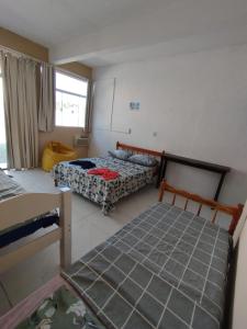 En eller flere senge i et værelse på Suíte Praia Saudade e Beto Carrero