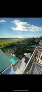 une vue aérienne d'une piscine sur une maison dans l'établissement Three Lion Hotel, à Batoumi