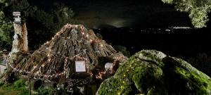 努奥罗Rifugio Ortobene的山顶上灯火通明的建筑