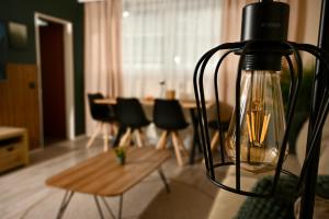 een woonkamer met een tafel en een licht bij Black Forest Retreat in Niederdorla