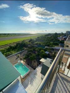 - une vue depuis le balcon d'une maison avec piscine dans l'établissement Three Lion Hotel, à Batoumi 12 autres photos