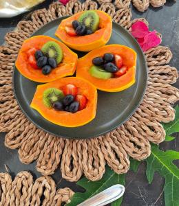 een bord met fruit in sinaasappelschijfjes op een tafel bij Kairos Beach Hotel in Camocim