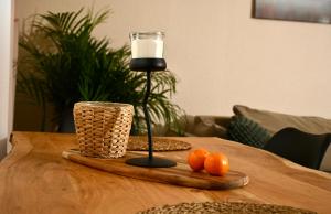 een lamp op een houten tafel met sinaasappels erop bij Black Forest Retreat in Niederdorla