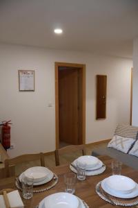 een eettafel met borden en glazen erop bij VIELA Guest House T2 in Barcelos