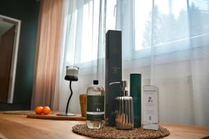 een tafel met flessen alcohol en een lamp erop bij Black Forest Retreat in Niederdorla