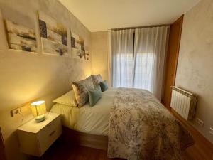 En eller flere senge i et værelse på El Mirador de los Vega con parking gratuito