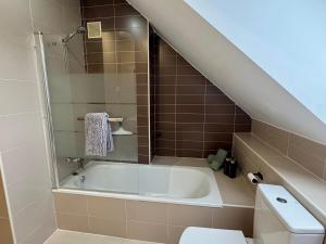 Et badeværelse på El Mirador de los Vega con parking gratuito + 26 billeder