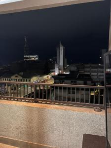 een balkon met uitzicht op de stad 's nachts bij Departamento claro solar in Temuco