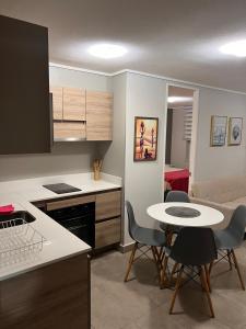 een keuken met een tafel en stoelen in een keuken bij Departamento claro solar in Temuco