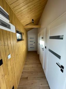 een hal met houten wanden en een houten plafond bij Pochyła 80 home&spa in Rybnik