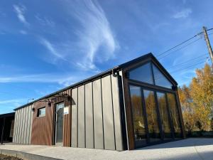 een modern huis met glazen ramen aan een straat bij Pochyła 80 home&spa in Rybnik