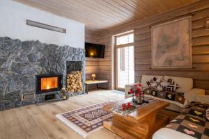 a living room with a fireplace in a log cabin at Domek nad Potokiem 2 in Nowy Targ
