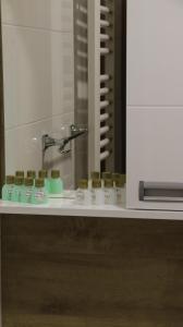 een badkamermeubel met een wastafel en een spiegel bij Tumanski Konak, Natalije Dugošević 17 in Golubac +20 foto's