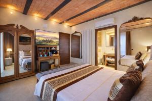 En eller flere senge i et værelse på Ermes Suite Collection