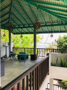 een pergola op een balkon met uitzicht op de oceaan bij Black Lantern in Matara