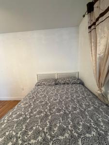 een slaapkamer met een groot bed met een grijs dekbed bij Florida Room in Lehigh Acres