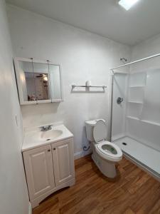 een badkamer met een toilet, een wastafel en een douche bij Florida Room in Lehigh Acres