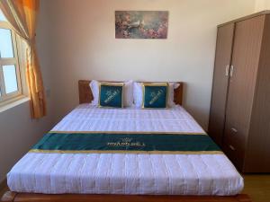 a small bedroom with a bed with blue and white sheets at Motel hoàng đế 1 in Chau Doc