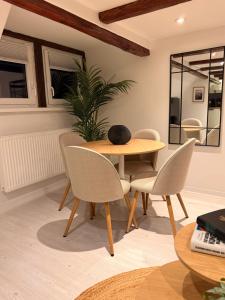 een tafel en stoelen in een kamer met een plant bij Waldruhe Bad Steben in Bad Steben