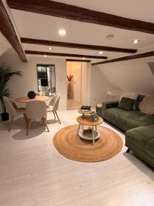 een woonkamer met een bank en een tafel bij Waldruhe Bad Steben in Bad Steben