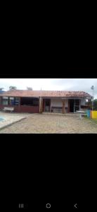 een gebouw met een bakstenen binnenplaats ervoor bij Chacara do Araujo in Mogi das Cruzes