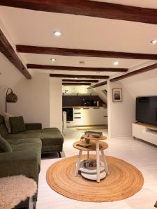 een woonkamer met een bank en een tafel bij Waldruhe Bad Steben in Bad Steben