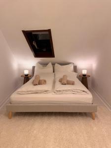 een slaapkamer met een bed met 2 lampen en een televisie bij Waldruhe Bad Steben in Bad Steben