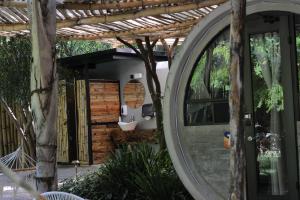 ein runder Spiegel, der die Haustür eines Hauses reflektiert in der Unterkunft kubhotel in Tlaquiltenango