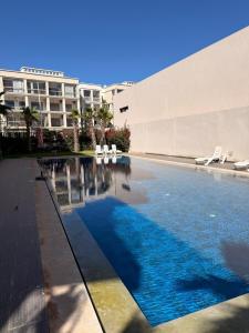 Swimmingpoolen hos eller tæt på Cosy appart hotel Bouznika