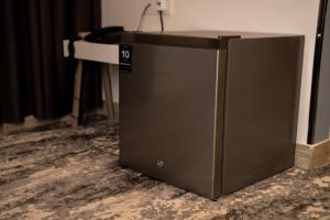 een computer op de vloer in een kamer bij Wan Hotel in Duhok