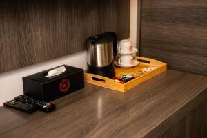 een koffiezetapparaat en een koffiezetapparaat op een aanrecht bij Wan Hotel in Duhok +14 foto's