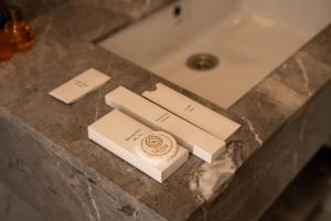 twee dozen op een aanrecht naast een gootsteen bij Wan Hotel in Duhok