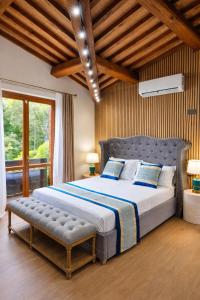 En eller flere senge i et værelse på Ermes Suite Collection