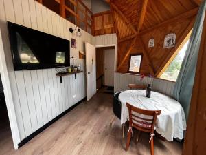een eetkamer met een tafel in een hut bij Domo Algarrobo 2 in Algarrobo