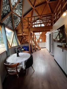 een kamer met een tafel en stoelen in een gebouw bij Domo Algarrobo 2 in Algarrobo