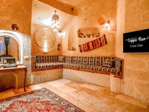 NarCappanar Cave Hotel的一间配有沙发的房间和墙上的标志