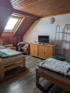 En eller flere senge i et værelse på Ubytování u Kováře
