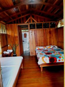En eller flere senge i et værelse på Cabinas Cocalitos