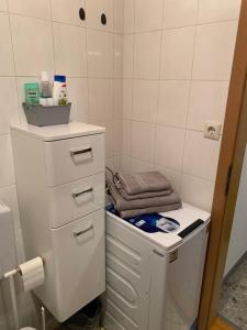 une petite salle de bain avec toilettes et lavabo dans l'établissement FeWo an der Weser, à Nordenham 16 autres photos