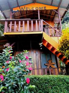 een boomhut met een trap in een tuin bij Cabinas Cocalitos in Rincón