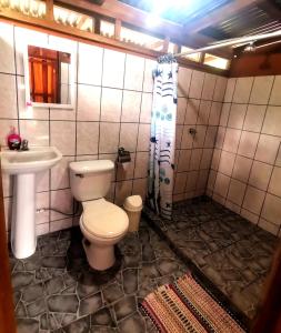 Et badeværelse på Cabinas Cocalitos + 26 billeder