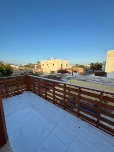 een balkon met uitzicht op de stad bij Blue Villa in Lighthouse in Dahab