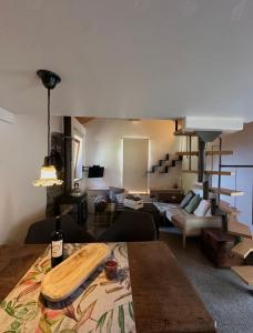 een woonkamer met een tafel met een fles wijn bij Rustico Guidotti in Bellinzona