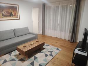 ein Wohnzimmer mit einer Couch und einem Couchtisch in der Unterkunft TRINQUAT Gare Saint Roch in Montpellier