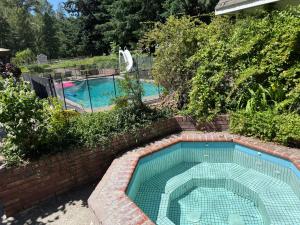 einen Pool in einem Hof mit Ziegelwand in der Unterkunft RV Stays at Handsfull Farm site only in The Dalles