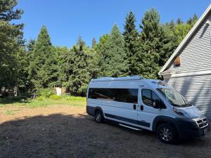 Ein weißer Lieferwagen parkte neben einem Haus in der Unterkunft RV Stays at Handsfull Farm site only in The Dalles + 16 Fotos