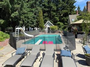 ein Swimmingpool mit Stühlen und einer Poolrutsche in der Unterkunft RV Stays at Handsfull Farm site only in The Dalles