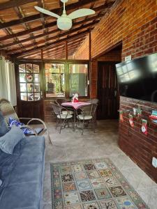 TV a/nebo společenská místnost v ubytování Chalé da Serra Miguel Pereira