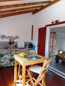 eine Küche mit einem Holztisch in einem Zimmer in der Unterkunft Studio vue mer avec cuisine et SDB in Capesterre