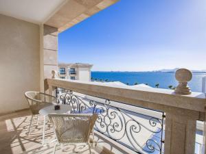 een balkon met stoelen en uitzicht op de oceaan bij Mövenpick Hotel du Lac Tunis in Tunis